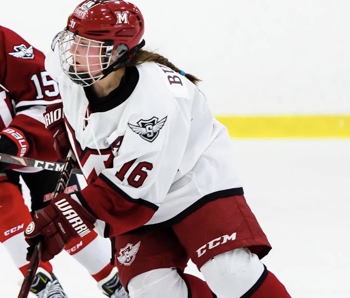 A female hockey player