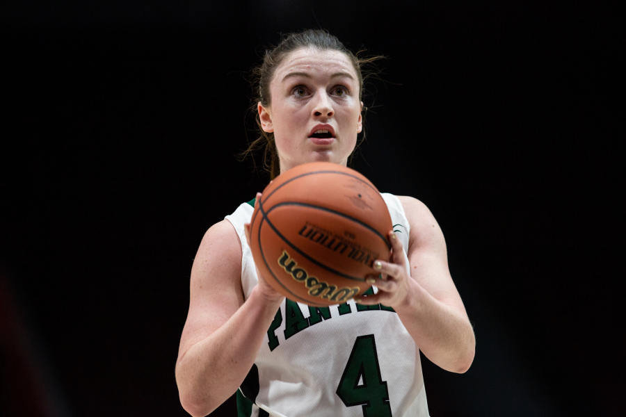 U SPORTS photo by Greg Mason A female basketball player prepares for a foul shot