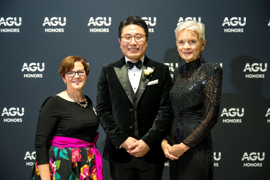 Dr. Xander Wang is congratulated on winning the Charles S. Falkenberg Award by Susan Shingledecker, executive director of Earth Science Information Partners, and Dr. Lisa Graumlich, president of the American Geophysical Union, during the AGU’s annual meeting in Washington, DC, in mid-December. Dr. Xander Wang wins international Charles S. Falkenberg Award.
