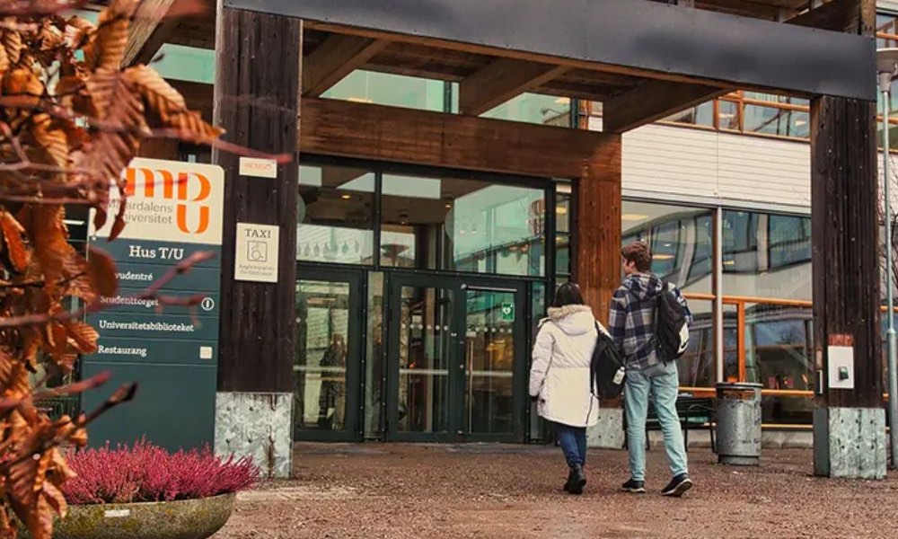 two students walking into a building at Marlardalen University