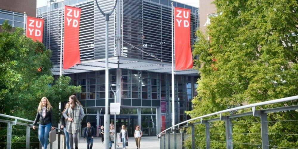 students walking the Zuyd University campus
