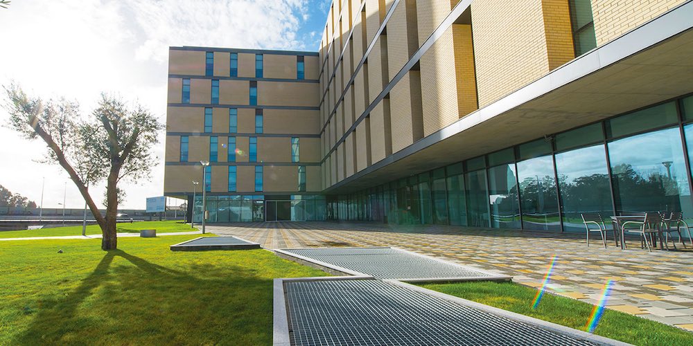 a terrace and building at Universidade Fernando Pessoa