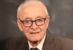 Portrait photo of a man wearing glasses