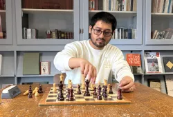 Jorge Moreno playing chess